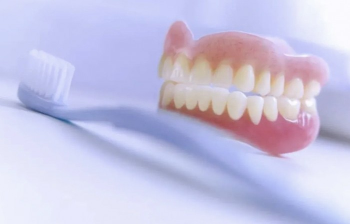 чистка зубного протеза