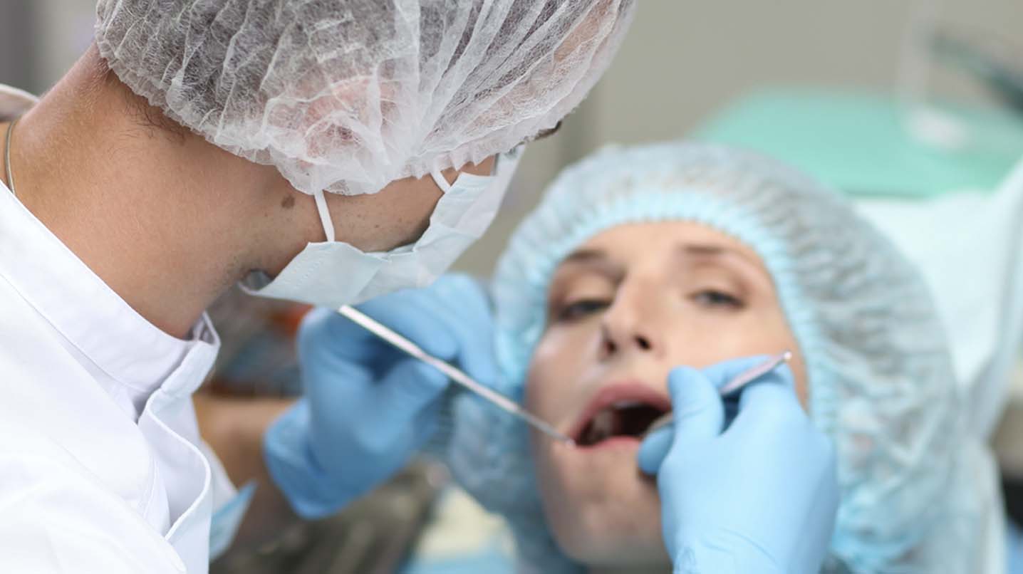 осмотр пациента стоматологом