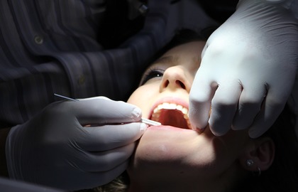 пациентка на приеме у стоматолога лечит зубы