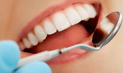 Кариес передних зубов: как лечить и что делать