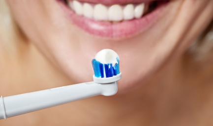 Как выбрать правильную зубную щетку для взрослых и детей