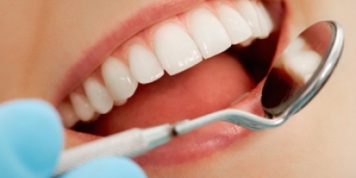 Кариес передних зубов: как лечить и что делать