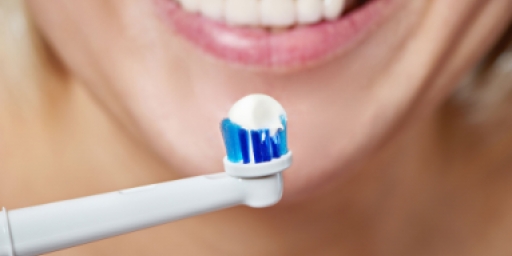 Как выбрать правильную зубную щетку для взрослых и детей